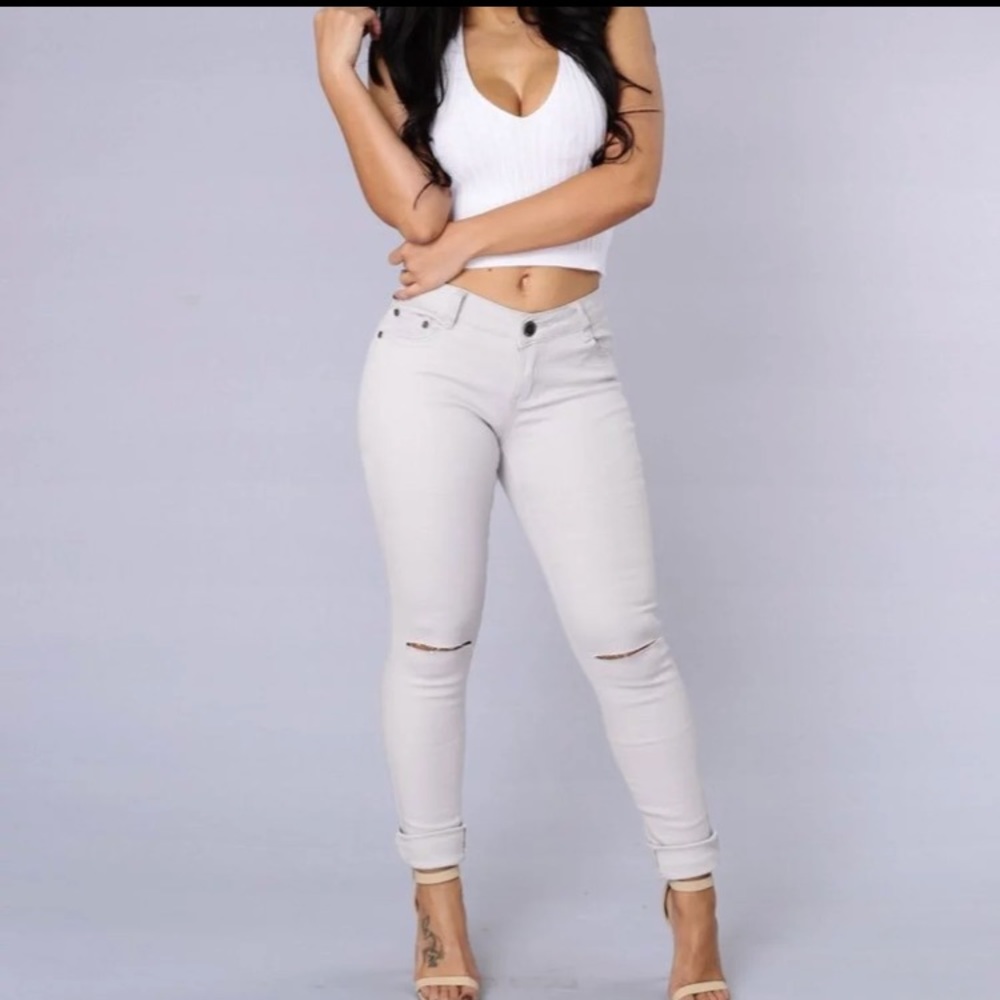 Fashion Nova Cream color ripped knee jeans size 7